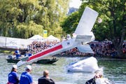 Das Team "Star Crasher" aus Gunzwil (LU) startet mit ihrem Fluggeraet "X-Wing" beim Red Bull Flugtag. (Bild: KEYSTONE/Patrick B. Kraemer)