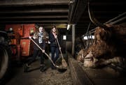 Ariana Birrer aus St. Erhard (links) und Cléa Formaz aus Pfäffikon (SZ) bei der Fütterung der Schottischen Hochlandrinder. (Bild: Manuela Jans-Koch (Rickenbach, 17 November 2016))