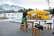 Ein Bild wie nach dem Saisonende – die Restaurant-Mitarbeiter bei der Station Rossweid in Sörenberg sind kaum beschäftigt. Dabei wäre bald Hochsaison in den Skigebieten. (Bild Dominik Wunderli)