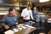 Jonas Portmann kontrolliert mit Kellner Anton Arnold und seiner Freundin Eliska Bublova die Abrechnungen (Bild: Werner Schelbert (Unterägeri, 14. Juli 2017))