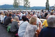 Die Besucherinnen und Besucher des Dorf- und Seefests genossen die Atmosphäre am See. (Bild: Werner Schelbert (Oberägeri, 22. Juli 2017))