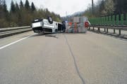 Der verunfallte Lieferwagen blockierte beide Spuren. (Bild: Zuger Polizei)
