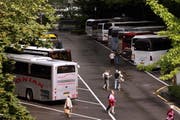 Busse parkieren auf dem Inseli. (Archivbild / Neue LZ)