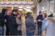 Sie sind die ersten: Schon vor acht Uhr standen Fans der Toten Hosen für Tickets der Düsseldorfer Kultband an. (Bild: Kilian Küttel (Luzern, 20. Oktober 2017))