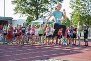 Die Weltmeisterin im 3000-Meter-Hindernislauf, Emma Coburn aus den USA, erklärte den Kindern gestern eine Sprintübung. (Bild: Philipp Schmidli (Hochdorf, 22. August 2017))