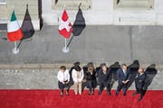 Der Bundesrat wartet in Bern bei einem Staatsbesuch des italienischen Präsidenten, Giorgio Napoletano, auf den Gast aus Italien (nicht im Bild ist Aussenminister Didier Burkhalter). (Bild: Keystone/Lukas Lehmann)