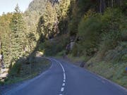 Die Gotthardstrasse zwischen Amsteg und Wassen wird in unregelmässigen Abständen gesperrt. (Bild: Google Street View)