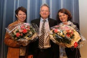 Der Megger Gemeindepräsident Urs Brücker würdigte an der Gemeindeversammlung die Verdienste der beiden abtretenden Gemeinderätinnen Jacqueline Kopp (links) und Mirjam Müller-Bodmer. (Bild: pd)