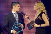 Cristian Ianu vom FC Lausanne-Sport (jetzt beim FC Luzern) ist der beste Spieler der Challenge League im Kalenderjahr 2014, hier im Interview mit Moderatorin Christa Rigozzi. (Bild: Keystone)