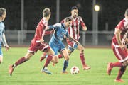Hergiswils Florian Eberhard (Mitte) wird von den Sarnern Livio Wirz (links) und Tiago Lopes verfolgt. (Bild: Nadia Schärli (Sarnen, 4. November 2017))