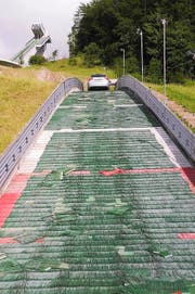 Der Audi auf dem Schanzenauslauf in Einsiedeln. (Bild: PD)