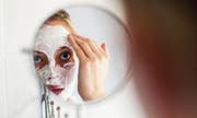 Was ist drin in der Gesichtsmaske? Die Konsumentinnen wollen keine schädlichen Inhaltsstoffe in ihren Kosmetikprodukten. (Bild: Petri Oeschger/Getty)