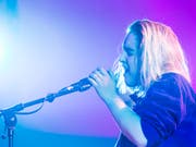 Die Sängerin Shura hat am Freitagabend das diesjährige Blue Balls Festival in Luzern eröffnet. (Bild: KEYSTONE/ALEXANDRA WEY)