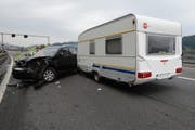 Auf der A2 touchierte ein Auto einen Wohnwagen. (Bild: PD/Luzerner Polizei)