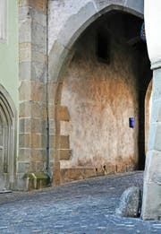 Sogenannte Prellsteine findet man heute noch an einigen Ecken in der Zuger Altstadt. Beispielsweise am und um den Zytturm (grosses Bild und unten rechts) oder an der Liebfrauenkirche und beim Gret-Schell-Brunnen (Bild oben rechts).Bilder: Andreas Faessler (27. Oktober 2016)