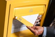 Trotz aller Modernisierungen bleibt die Brief- Und Paketpost das Kerngeschäft in der Obergrund-Poststelle. (Bild: Archiv / Neue LZ)