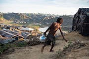 Ein kleiner Junge schleppt einen Wasserkrug zu seiner Hütte im Flüchtlingscamp in Kutupalong. (Bild: Martin Trabalik/Getty (4. Oktober 2017))