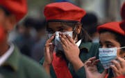 Schülerinnen und Schüler bei einem Protestmarsch gegen die Luftverschmutzung in Neu-Delhi. (Bild: Prakash Singh/AFP (15. November 2017))