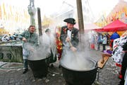Beromünsters Zunftmeister Martin Estermann beim Kochen. (Bild Philipp Schmidli/Neue lZ)