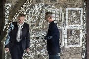 Ralph Eichenberger (links) und Dieter Ruckstuhl stehen vor den Projektionen der Schlossgeschichte. (Bild: Nadia Schärli (Gelfingen, 5. April 2017))