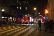 Eingangs Haldenstrasse ist die Feuerwehr mit mehreren Fahrzeugen im Einsatz . (Bild: Leserreporter)