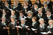 Die weiblichen Stimmen des Chors Klangwerk beim Auftritt im Konzertsaal des KKL. (Bild Nadia Schärli)