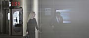 Vor dem Haupteingang der Grossbank UBS in Zürich. (Bild: Michele Limina/Bloomberg (6. Juli 2017))