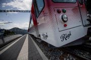 Eine Zahnradbahn der Rigi-Bahnen hält bei der Haltestelle Rigi-Kaltbad. (Bild: Pius Amrein (Rigi, 21. Juli 2016))