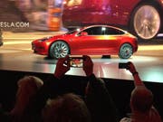 Das günstigere Tesla "Model 3" soll rascher in den Handel kommen: Deshalb will sich der Elektrofahrzeughersteller zwei Milliarden Dollar besorgen. (Archivbild) (Bild: KEYSTONE/AP/JUSTIN PRITCHARD)