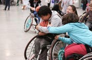 Junge Menschen mit Behinderung hatten an der Swiss Handicap Messe Spass beim Rollstuhlbasketball. (Bild: PD)