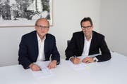 Rektor Markus Hodel (links) und CEO von Zug Estates Tobias Achermann bei der Vertragsunterzeichnung. (Bild: pd)