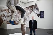 Kunst trumpft als Natur auf: Sammlungskonservator Heinz Stahlhut vor dem Pferd von «Far of the beaten track» von Arienne und Pascale Birchler. (Bild: Manuela Jans / Neue LZ)