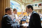 Thomas Aeschi – hier im Gespräch mit seinen Parteikollegen Toni Brunner (links) und Christoph Mörgeli (Mitte) – gilt als fleissig und ambitioniert. (Bild: Keystone/Peter Klaunzer)