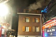 Rauch dringt aus dem obersten Stockwerk des Mehrfamilienhauses. (Bild: pd)