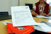 Die Prämienverbilligung für Nidwaldner wird den Kanton 2016 weniger kosten als noch im Jahr 2015. Im Bild: Ein Formular für die Prämienverbilligung. (Bild: Archiv Neue LZ)
