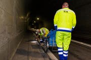 Elekrospezialisten des EWA arbeiten auch für grosse Infrastrukturbauten wie hier in einem Tunnel auf der Axenstrasse. (Bild: PD)