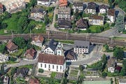 Seit der Aufnahme von 1950 (oben) hat sich das Bild Walchwils verändert. Einige der bestehenden Häuser sind denkmalgeschützt, beispielsweise die drei zwischen der Kirche und dem Bahngleis. (Bild: Andreas Busslinger)