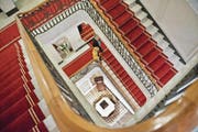 Zentralschweizer Hotels freuen sich über mehr Gäste. Im Bild das Hotel Schweizerhof in Luzern. (Bild: Boris Bürgisser (2. Januar 2016))