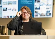 Onlineredaktor Ernst Zimmerli vor den Bildschirmen der Onlineredaktion. (Bild: Eveline Beerkircher (Luzern, 1. März 2018))