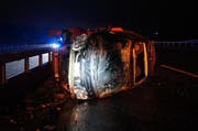 Nach dem Unfall blieb das Auto auf der Seite liegen. (Bild: Zuger Polizei)