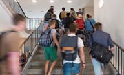 Diese Schüler eines Gymnasiums haben das Übertrittsverfahren bestanden – einige aber wohl nur dank massiver Unterstützung. Bild: Keystone