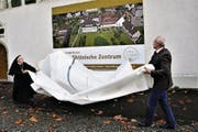 Äbtissin Pia Habermacher und Stiftungsratspräsident Hanspeter Kiser enthüllen die Klosterzukunft. (Bild: Romano Cuonz (Sarnen, 8. November 2017))