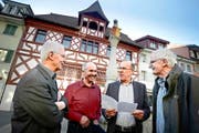 Sie prägten die Erneuerung des alten Sempacher Rathauses mit (von links): Historiker Kurt Messmer, Joe Ineichen (Korporation), Werner Fluder (Präsident Rathausstiftung) und Martin Steger (ehemaliger Stadtarchivar). (Bild Pius Amrein)