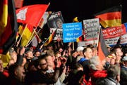 Parteianhänger der AfD bei einer Demonstration in Halle. (Bild: EPA/MARTIN SCHUTT)