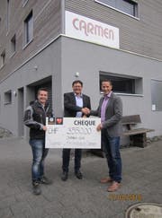 Von rechts nach links: Philipp Zurfluh (Leiter Baueinheit Implenia), Andreas Bilger (Vereinspräsi-dent Carmen), Erwin Arnold (Kassier Carmen) (Bild: PD)