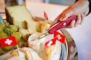 Schweizer Käse und Schweizer Messer werden an der Grünen Woche Berlin Mitte Januar präsentiert. (Bild: Keystone)