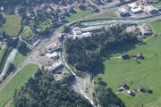 Der Buoholzbach (unten) fliesst in Richtung Engelbergeraa. Die Gewerbezone rechts vom Buoholzbach muss aufgehoben werden. (Archivbild PD)