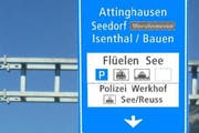 Einer der neuen Wegweiser: Die Tafel enthält mit See und Reuss "neue" Informationen. (Bild: pd)