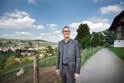 Martin Zellweger in der Nähe des Schlosses Schauensee. «Von hier aus hat man eine gute Sicht auf das alte Kriens mit dem Dorfzentrum und auf das neue Kriens im Süden», sagt er. (Bild Pius Amrein)
