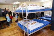 Am 9. Mai war Tag der offenen Tür. Bescuher konnten sich anschauen, wie die Asylsuchenden untergebracht sein werden. (Bild: Werner Schelbert / Neue ZZ)